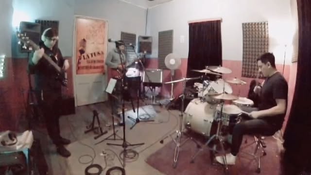Banda ensayando un cover de grunge en La Fusa